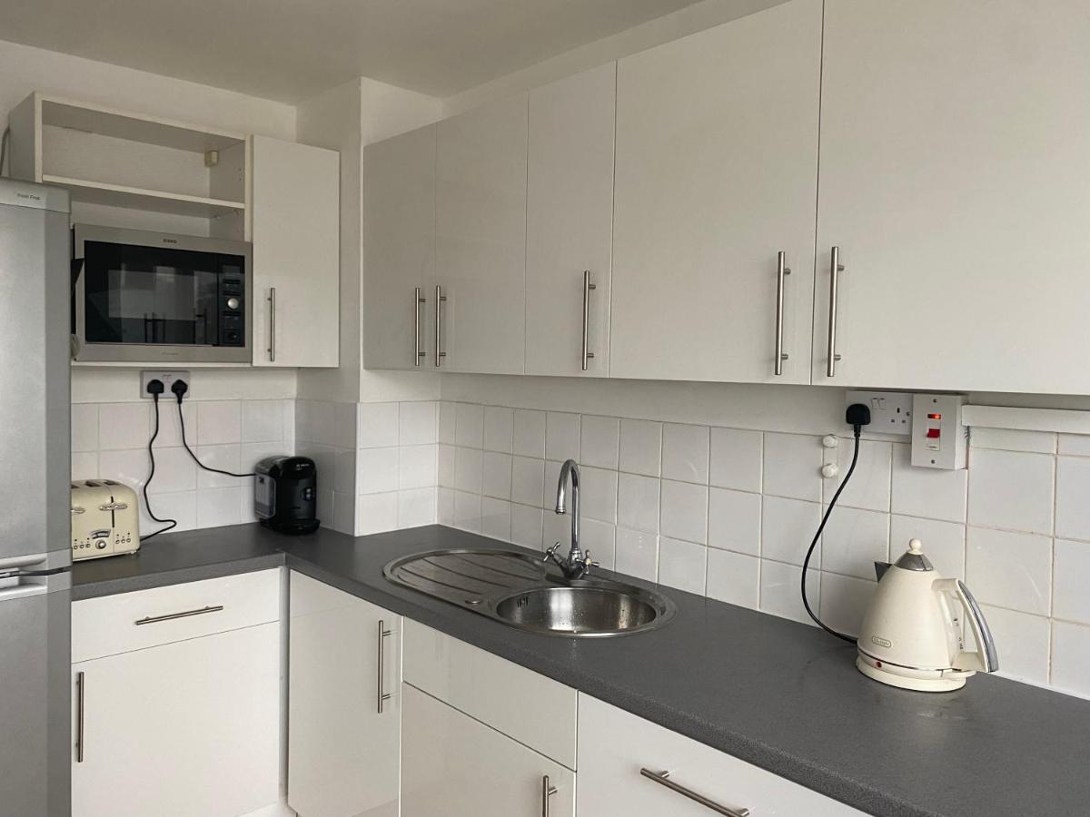Bedroom With An Office Desk In A Shared 2 Bedroom Flat Near Canary Wharf ลอนดอน ภายนอก รูปภาพ