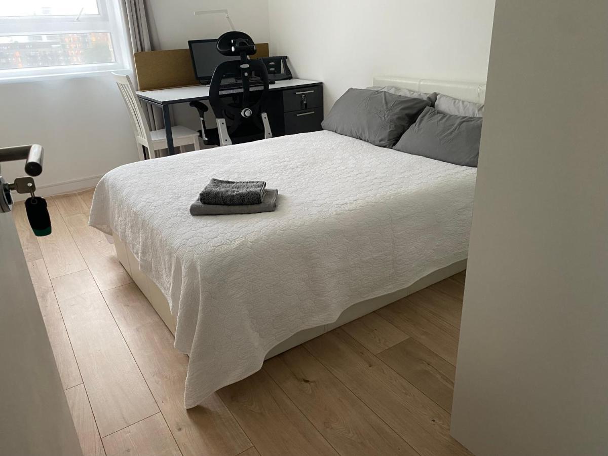 Bedroom With An Office Desk In A Shared 2 Bedroom Flat Near Canary Wharf ลอนดอน ภายนอก รูปภาพ