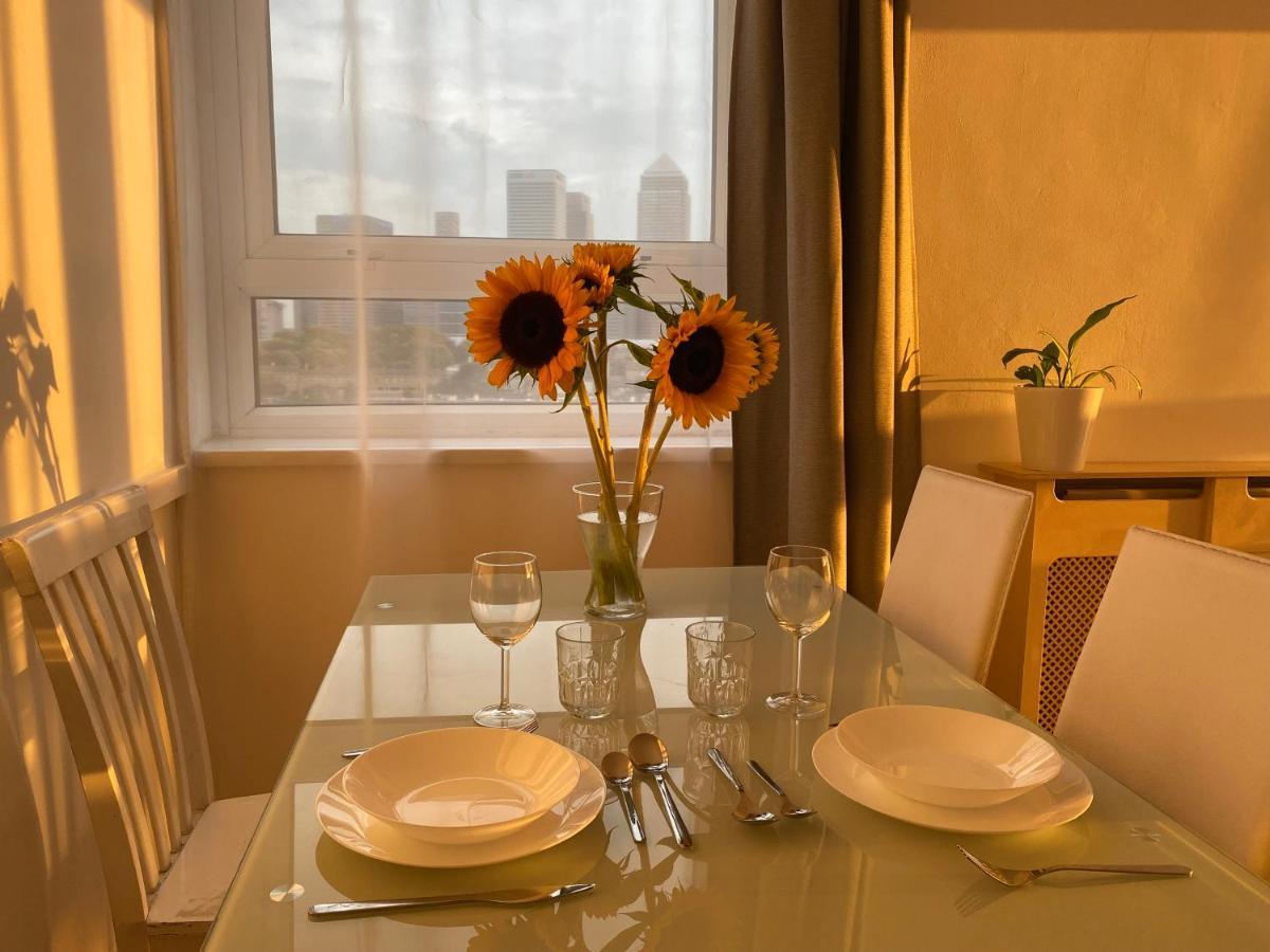 Bedroom With An Office Desk In A Shared 2 Bedroom Flat Near Canary Wharf ลอนดอน ภายนอก รูปภาพ